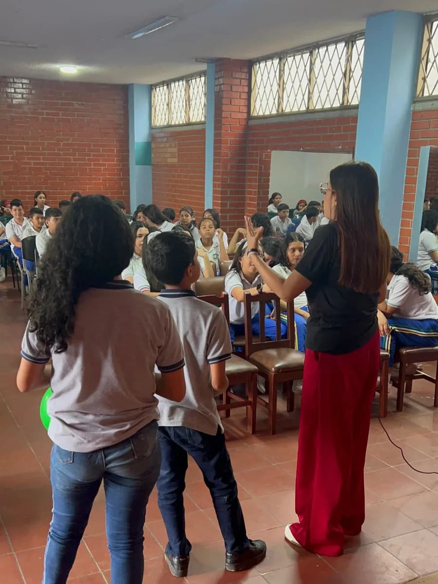 Sarai desarrollando una actividad grupal en una institución educativa