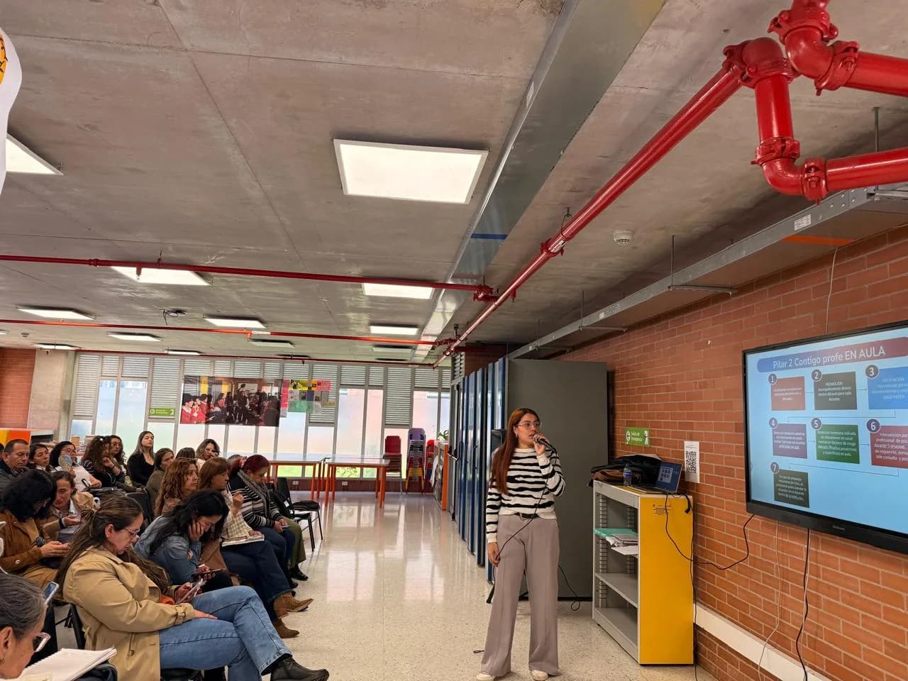 Sarai facilitando un taller organizacional participativo